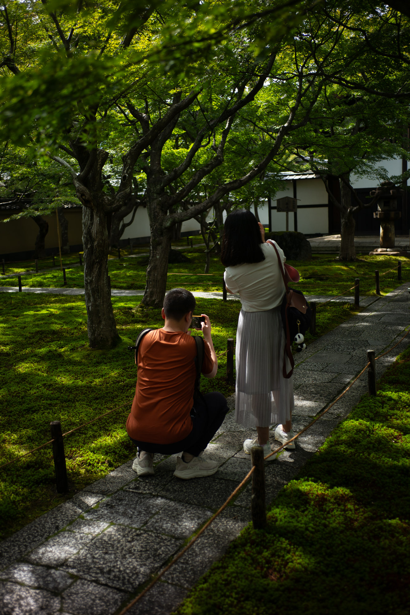 大徳寺 熱心に写真を撮るカップル