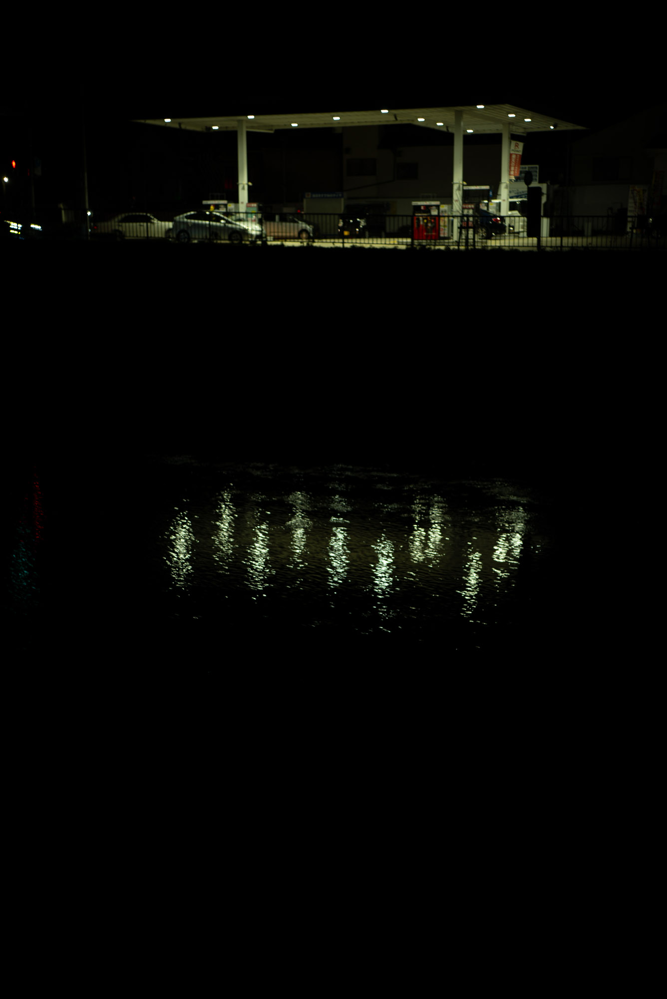 夜のガソリンスタンド