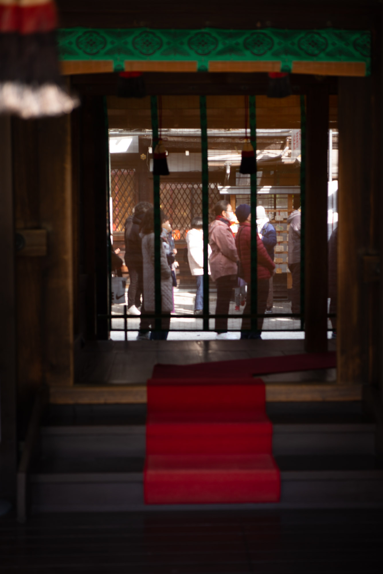 下鴨神社 簾越しのお参りする人の列