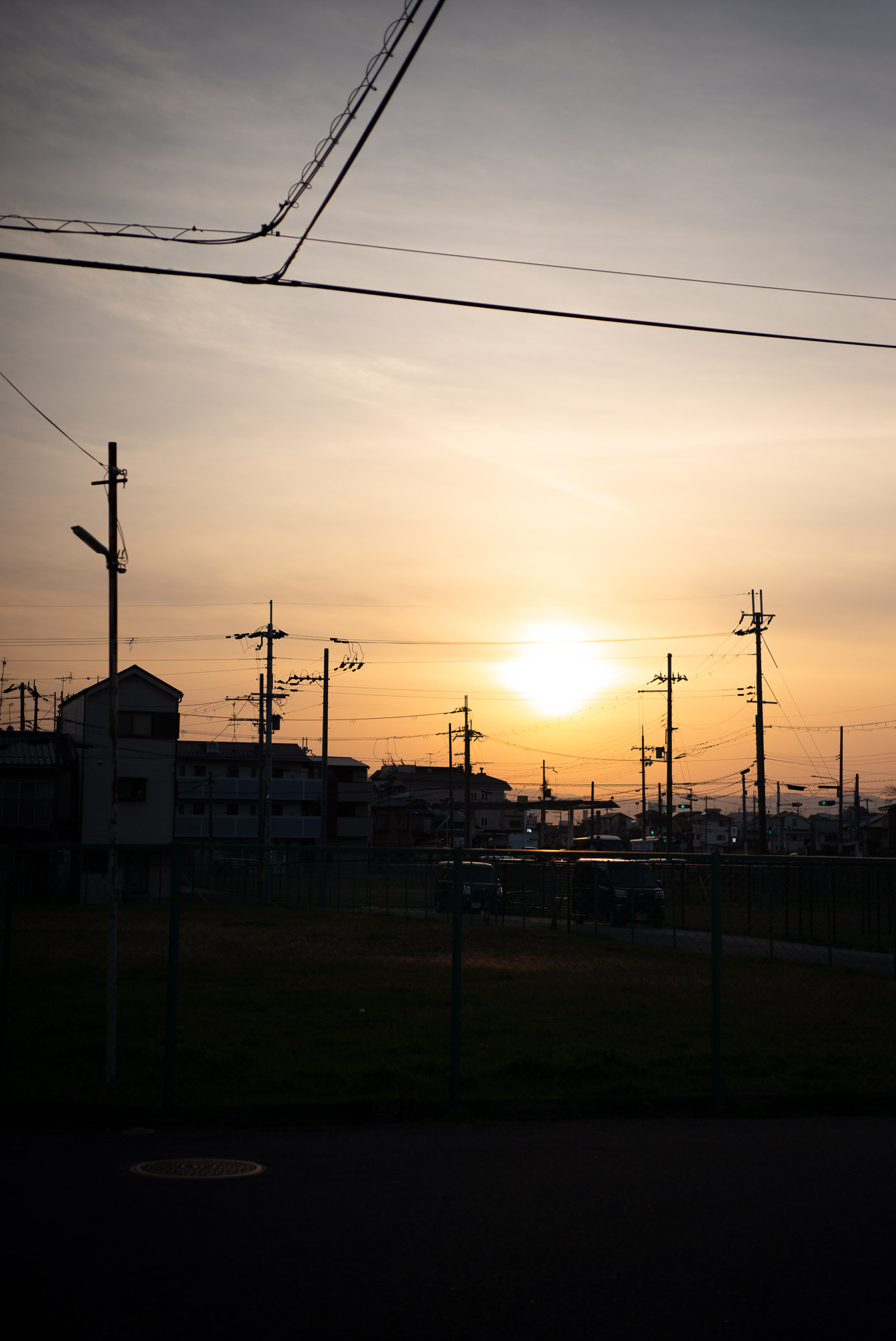 電線の風景の夕暮れ