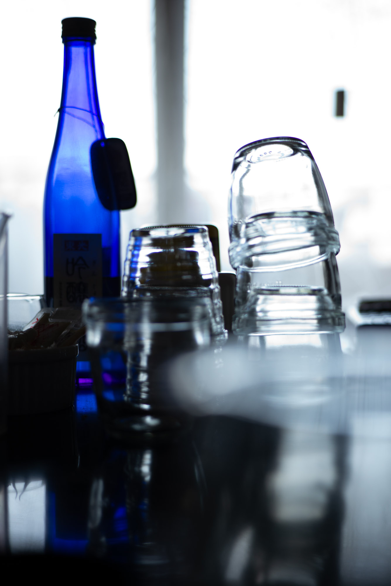 ダイニングのグラスとボトル