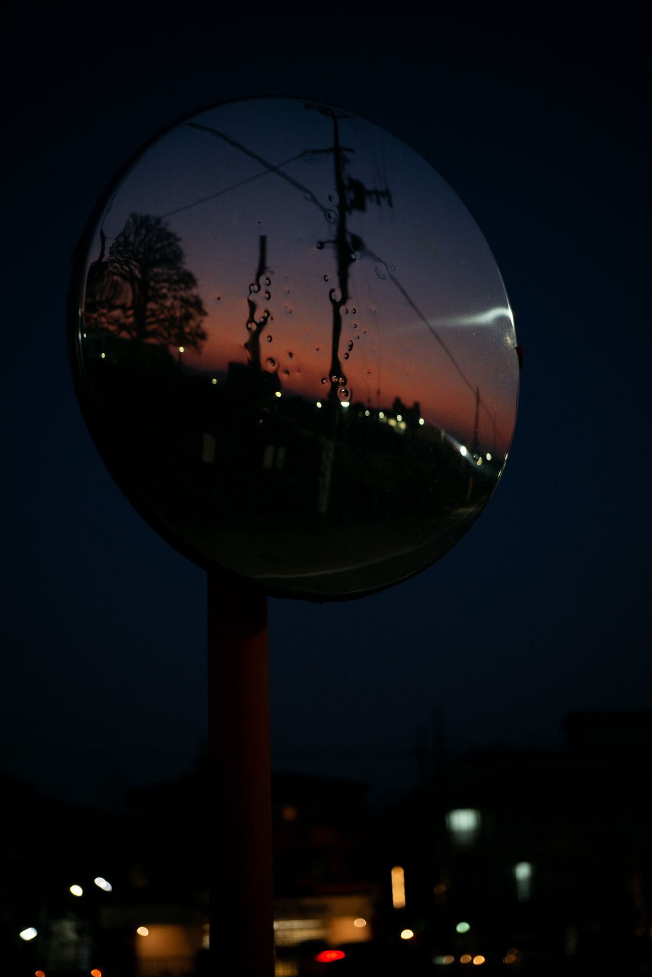 夕暮れに佇むミラー