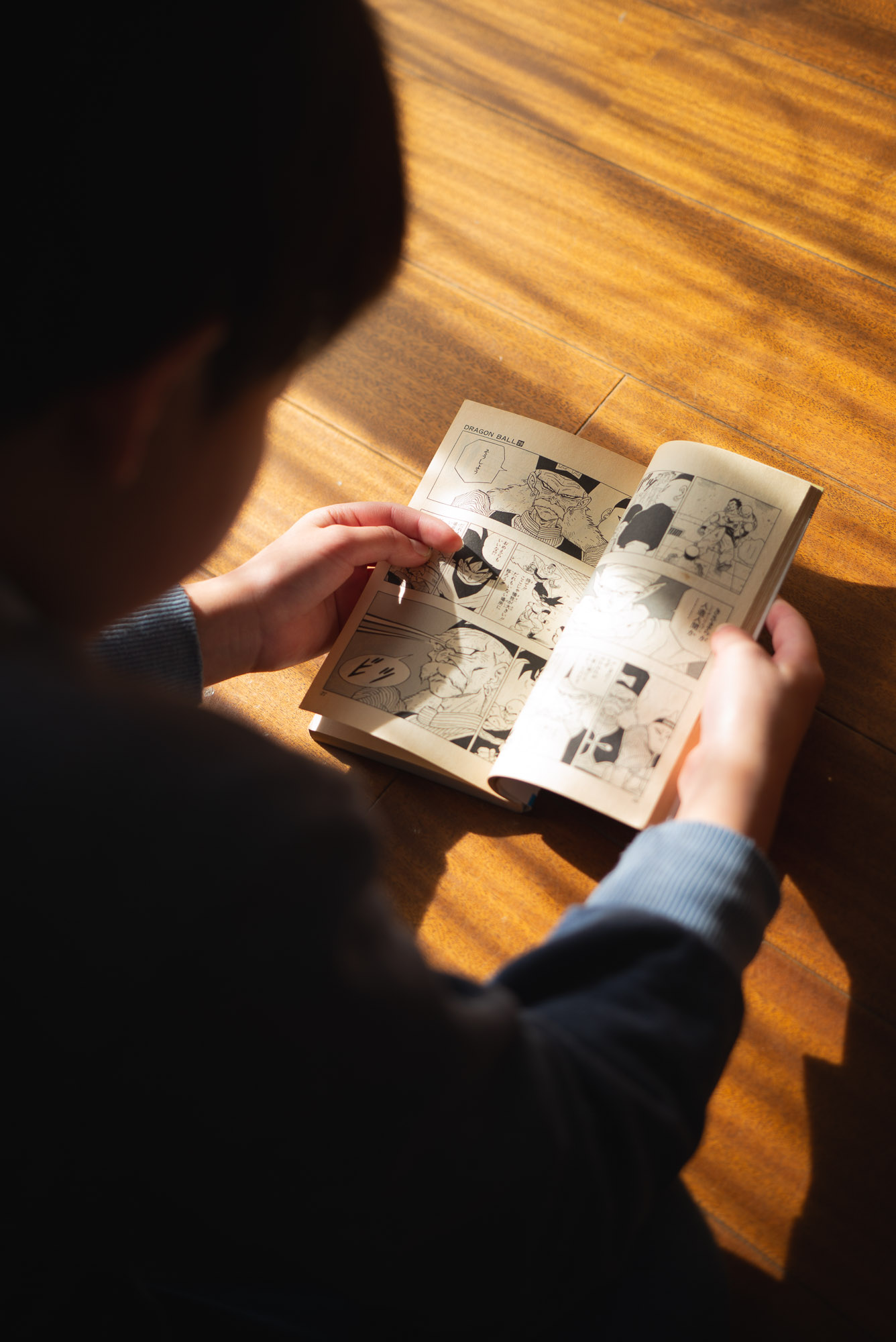真剣にマンガを読む息子