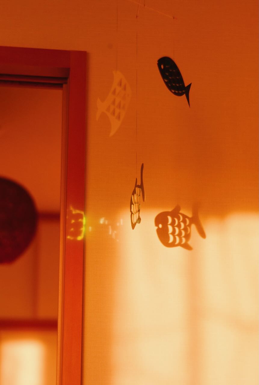 夕暮れに輝くモビール